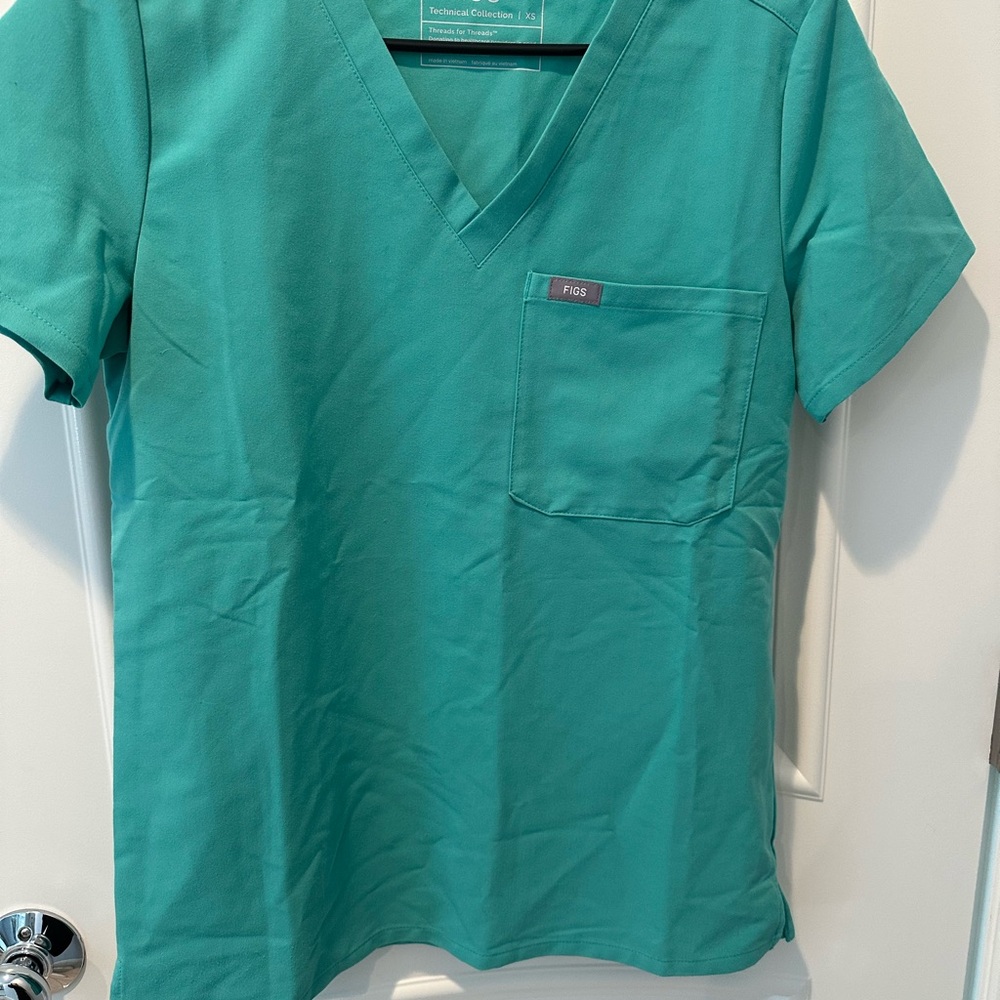 Figs Surgical Green V-Neck Scrub Top. 1 pocket. XS. Worn twice